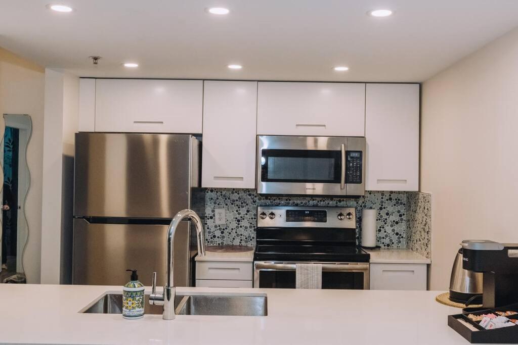 Modern Condo In The Heart Of Dt Overlooking City Vancouver Exterior photo