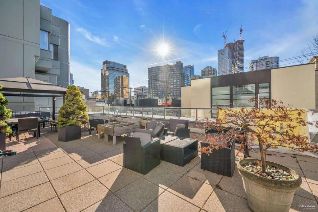 Modern Condo In The Heart Of Dt Overlooking City Vancouver Exterior photo